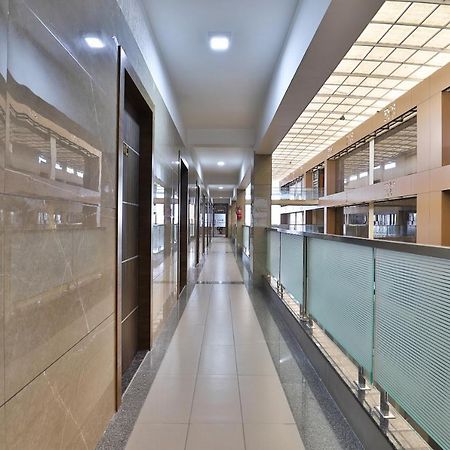 Oyo 28429 Hotel Citadel Сурат Экстерьер фото