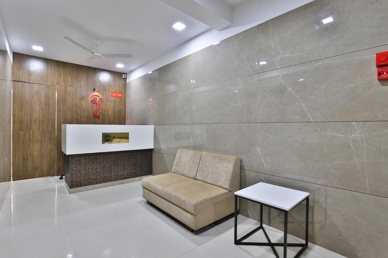 Oyo 28429 Hotel Citadel Сурат Экстерьер фото